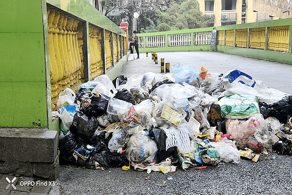 重庆涪陵：云天小区生活垃圾一大堆 臭气熏天没人管