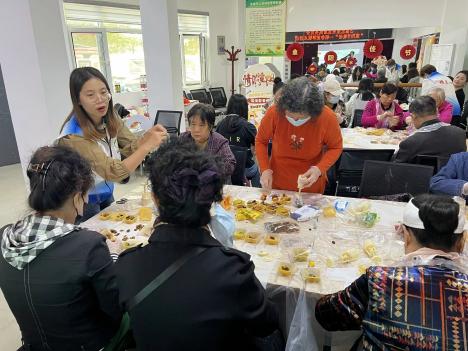 北京市通州区万盛北里社区“重阳节敬老”制作重阳糕