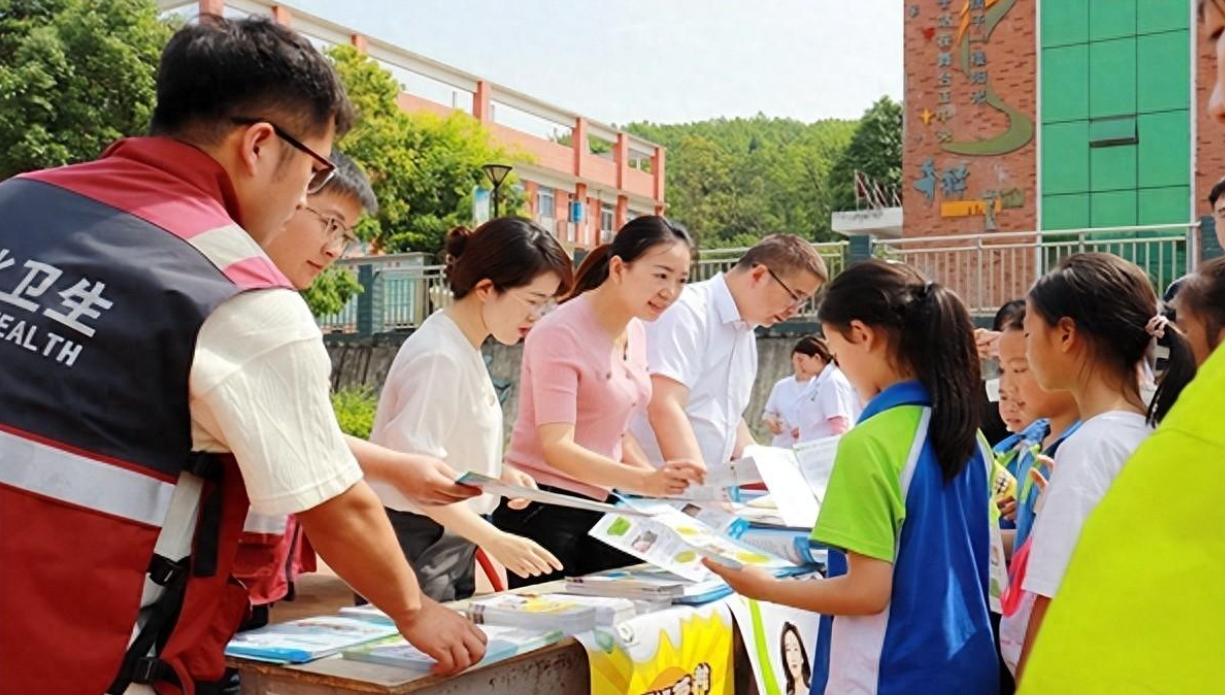 四川广元市举办“全民营养健康周”暨“5.20”中国学生营养日宣传活动