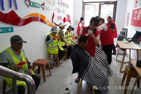 黑龙江省宝清县：爱心义剪进驿站 情暖城市美容师