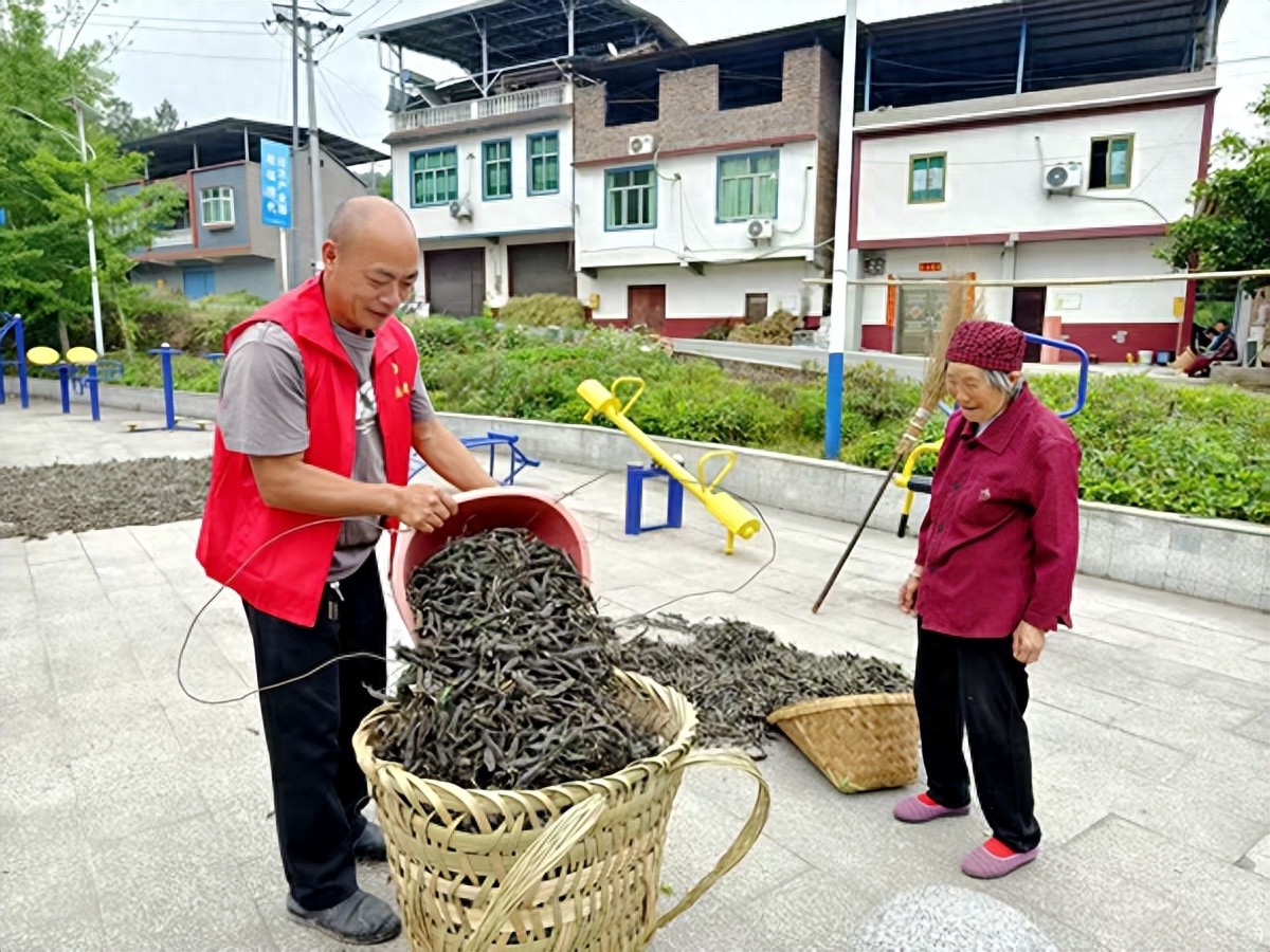重庆涪陵：村民杨小华纵身跃塘救两童 平凡善举诠释见义勇为真谛