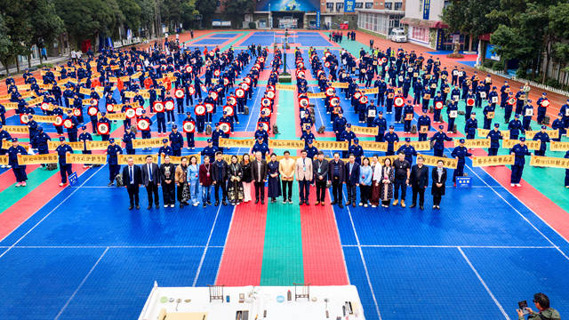 中国古文字姓氏文化书法作品展公益行走进成都华商理工职业学校 