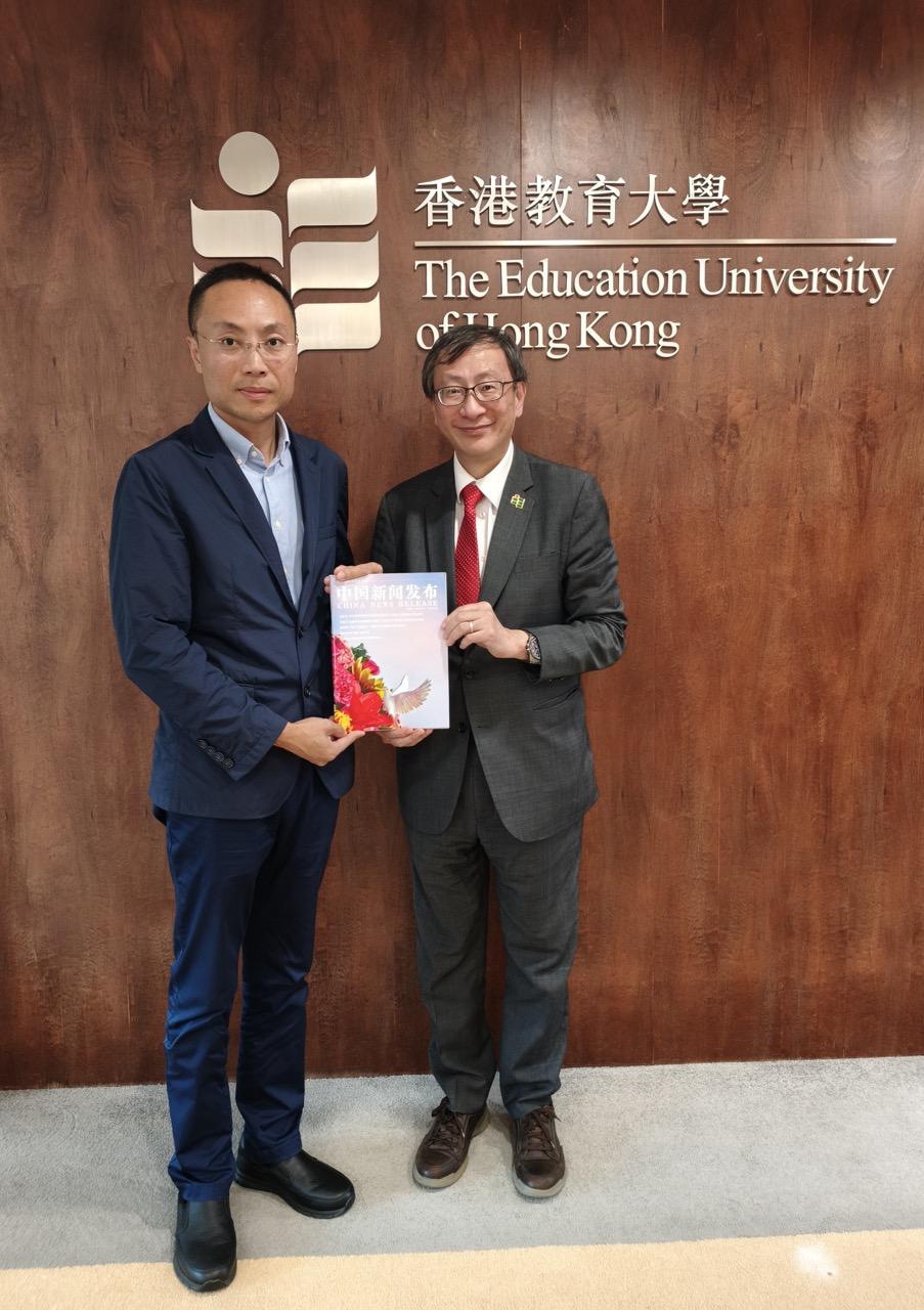 共工新闻社顾问黄光宇向全国政协委员、香港