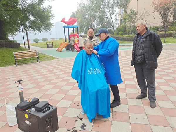 <strong>退役老兵黄诚谊：义务理发暖邻里 初心不改显担当</strong>