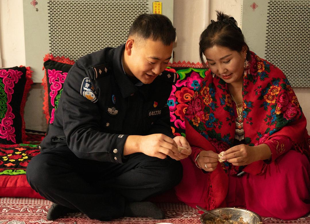 冬至饺香暖民心 警民同心话平安