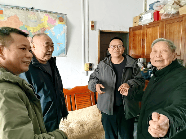 <strong>涪陵陈氏宗亲会拜访92岁陈华军 夯实《涪陵陈氏发展考》编撰</strong>