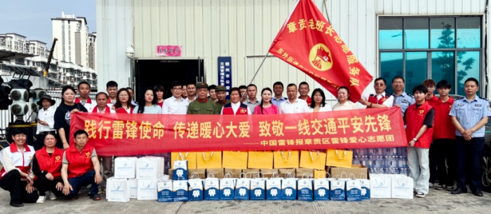 江西赣州：传承雷锋精神定格最美劳动身影致敬交通警察