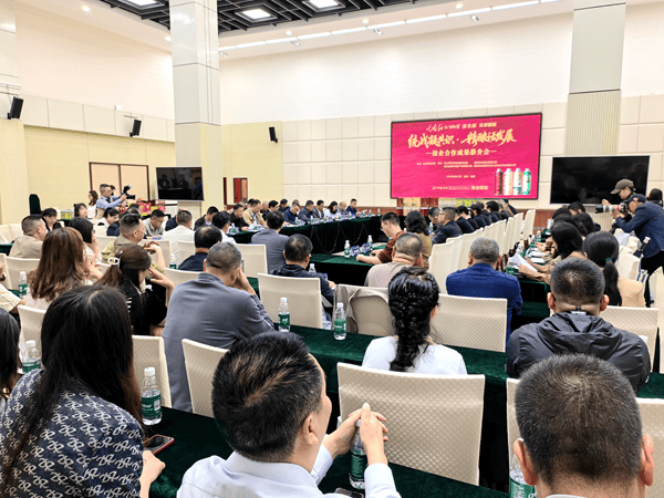 <strong>涪陵大顺红茶精酿啤酒惊艳亮相 校企携手助力乡村振兴</strong>