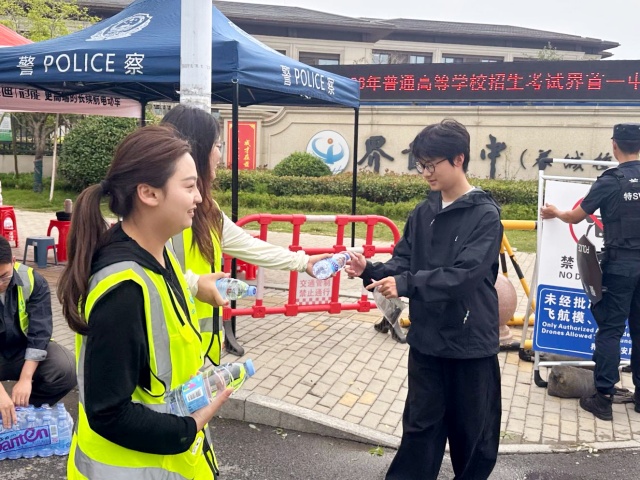 中铁四局安徽界首项目部爱心助考共筑梦