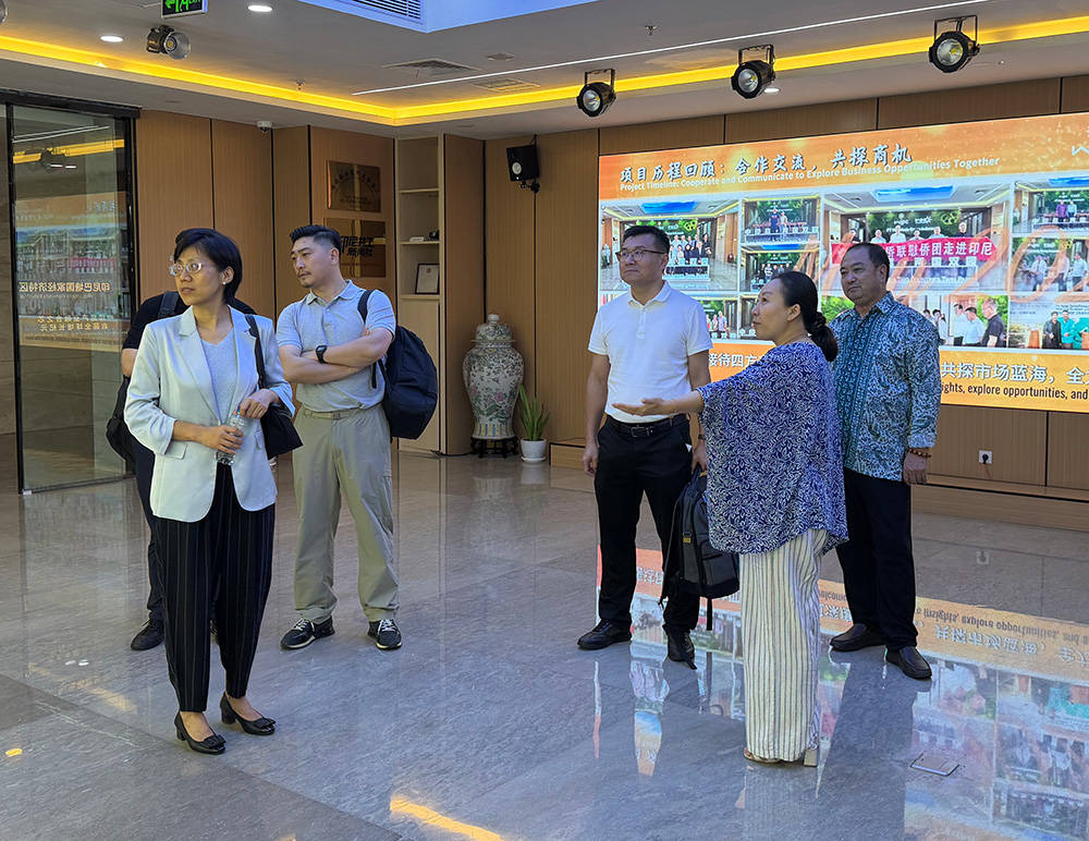 深圳市工业和信息化代表团访问印尼广东总商