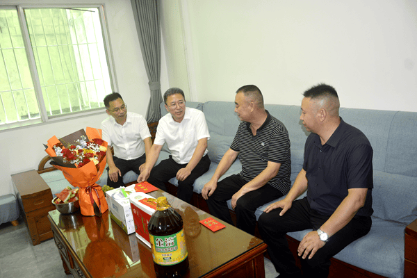 <strong>涪陵爱心企业家黄仕龙联合崇义街道走访慰问退役老兵</strong>