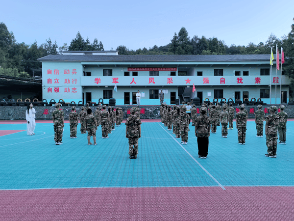 <strong>“全龄赋能 砺智成长”武陵山励智拓展打造高山优质拓展服务</strong>
