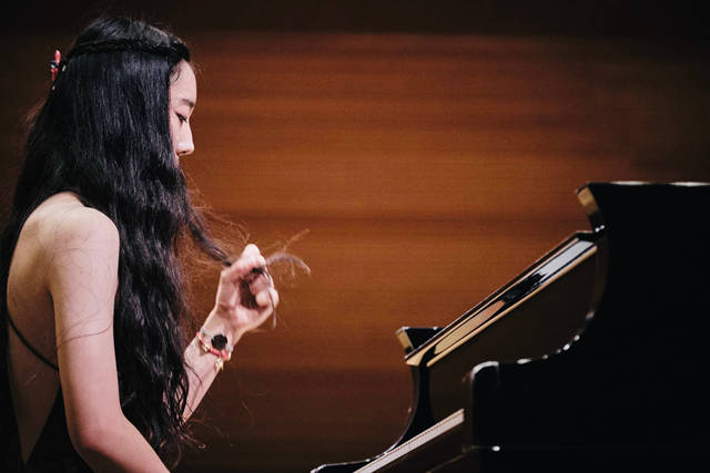 琴声架起中法友谊桥梁 青年钢琴家蔚蔚·刘